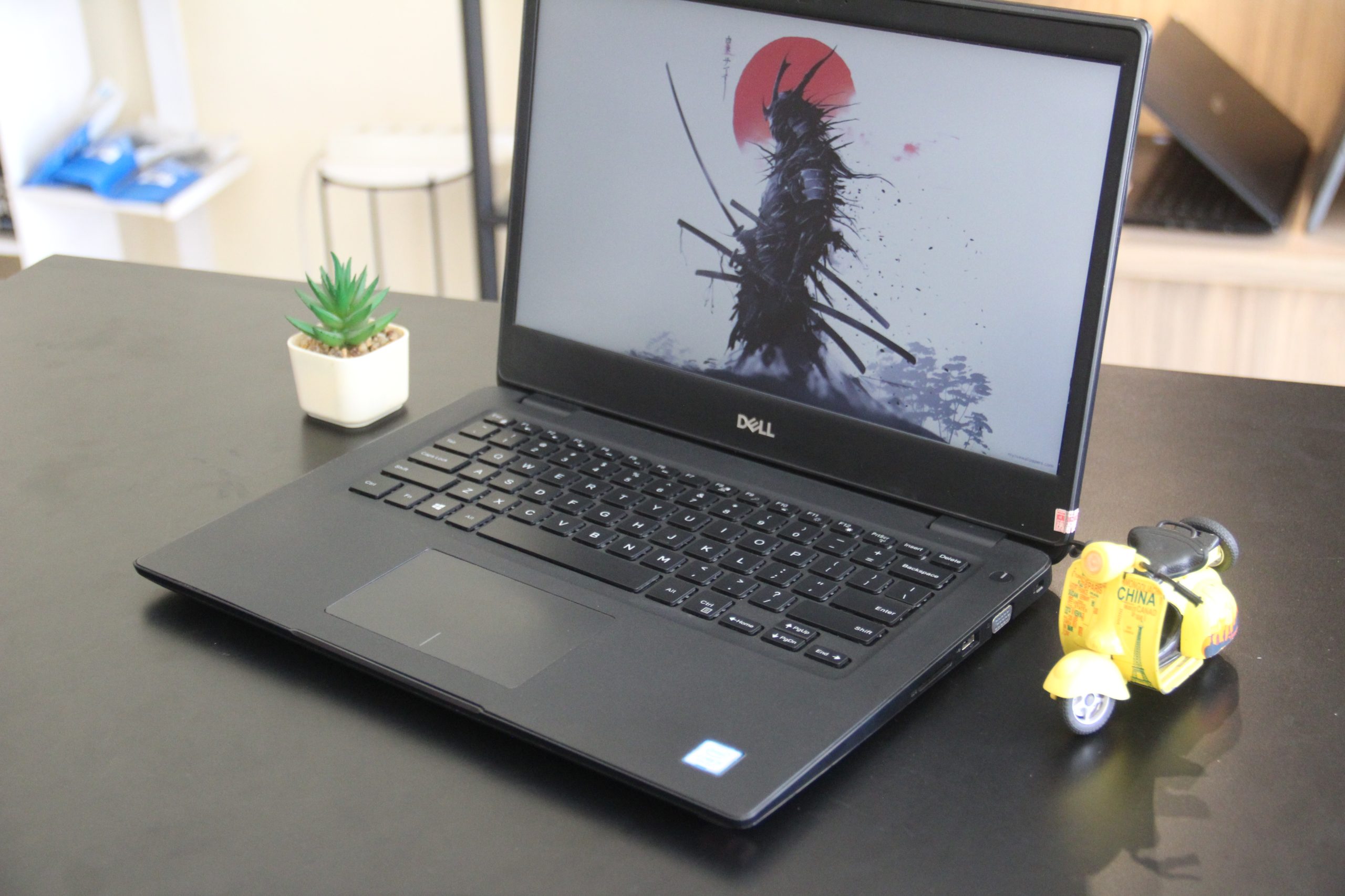 Dell Latitude 3400 - Gambar 4