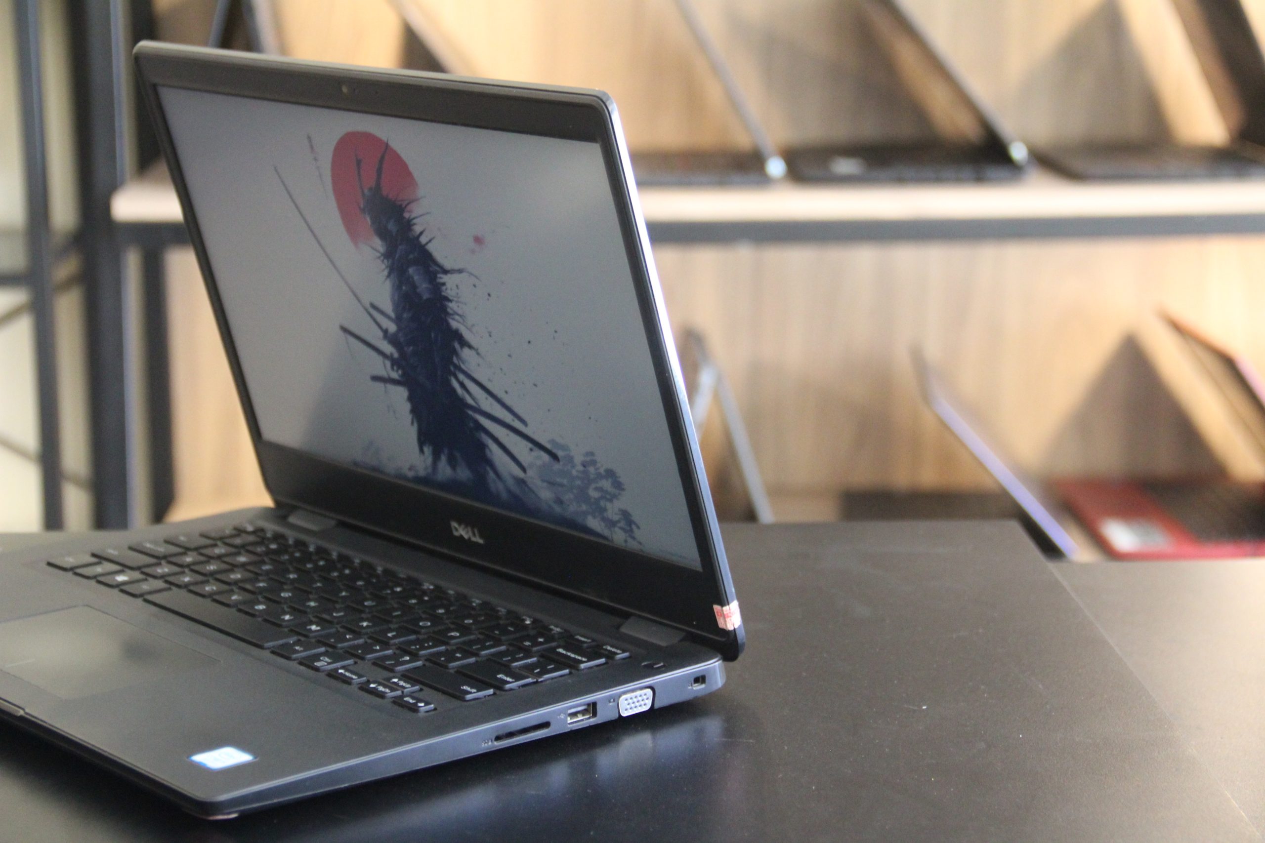 Dell Latitude 3400 - Gambar 2
